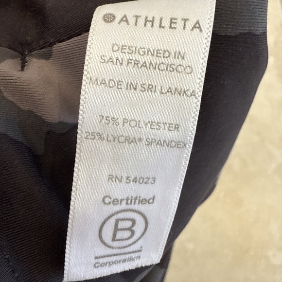 NWOT Athleta Ultimate Camo 7/8 Tight Green Women's Size Small W/Stash Pocket - Picture 8 of 8